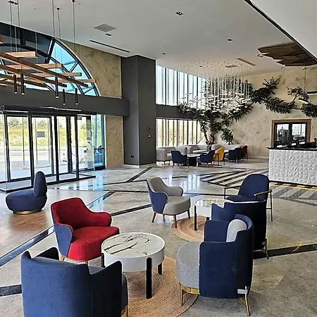 Ramada Encore By Wyndham Arnavutky Szálloda 3*